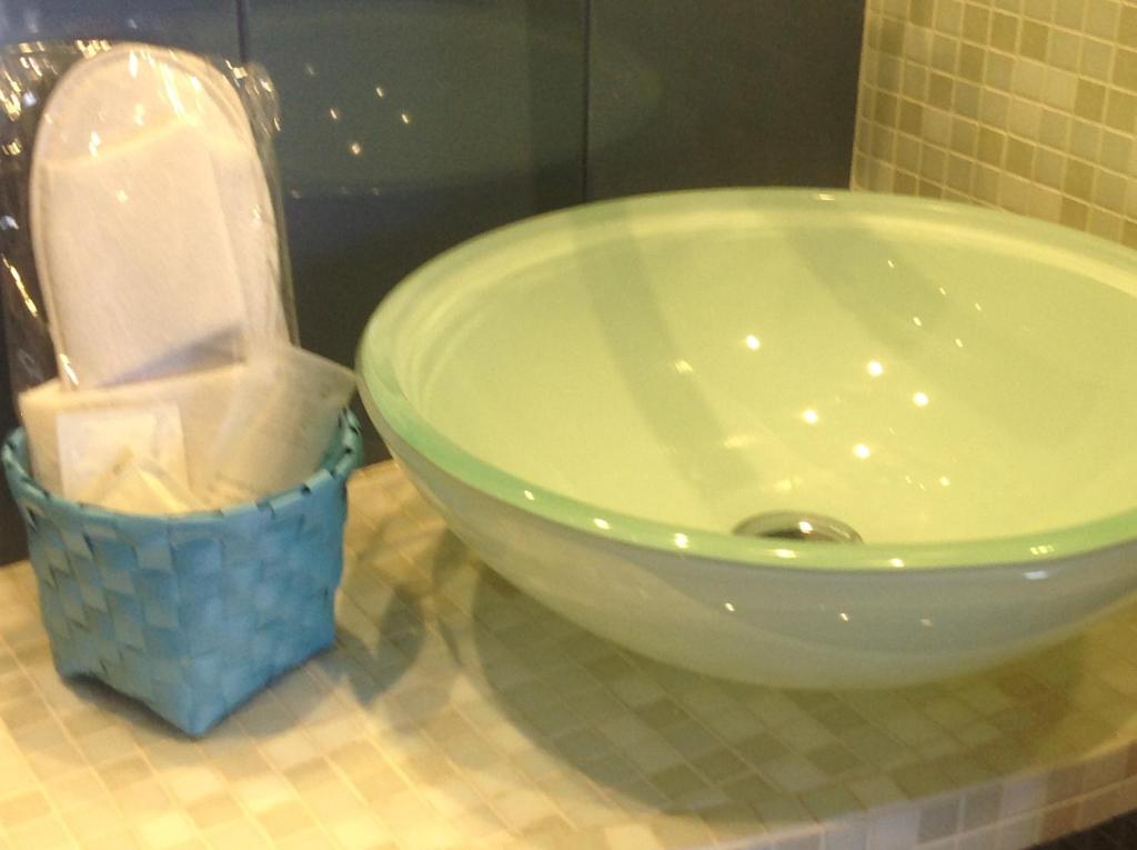 a bathroom with a green sink and a trash can at Corte Del Gallo in Corniglia
