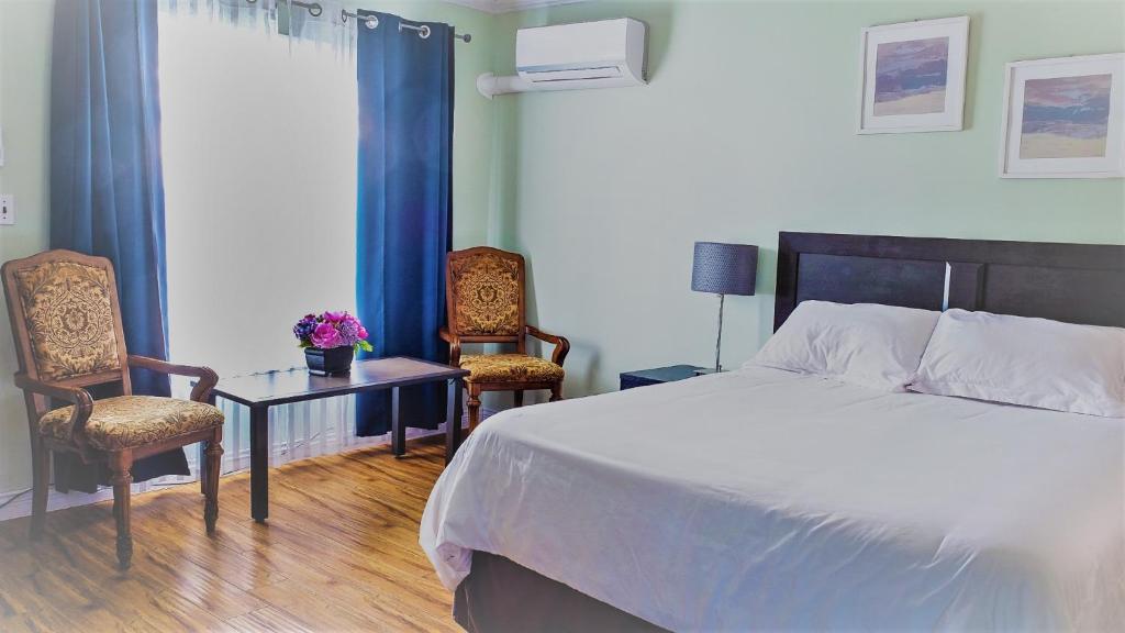 Postel nebo postele na pokoji v ubytování Westview Centre Motel Ltd