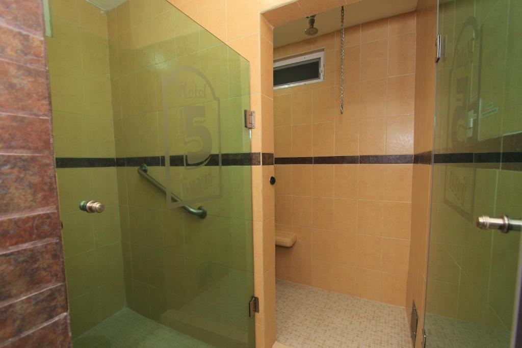 Koupelna v ubytování Hotel 5 inn