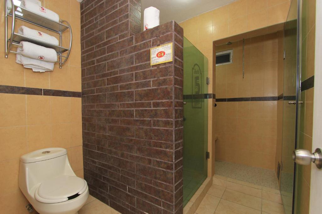 Koupelna v ubytování Hotel 5 inn