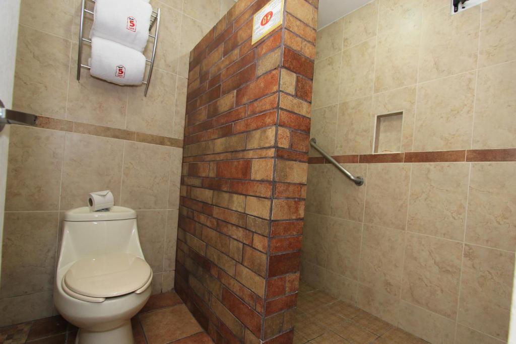 Koupelna v ubytování Hotel 5 inn