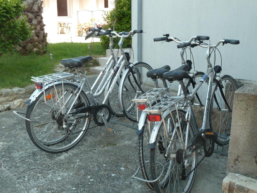 Jízda na kole v ubytování Chambres d'Hôtes L'Insulaire nebo okolí