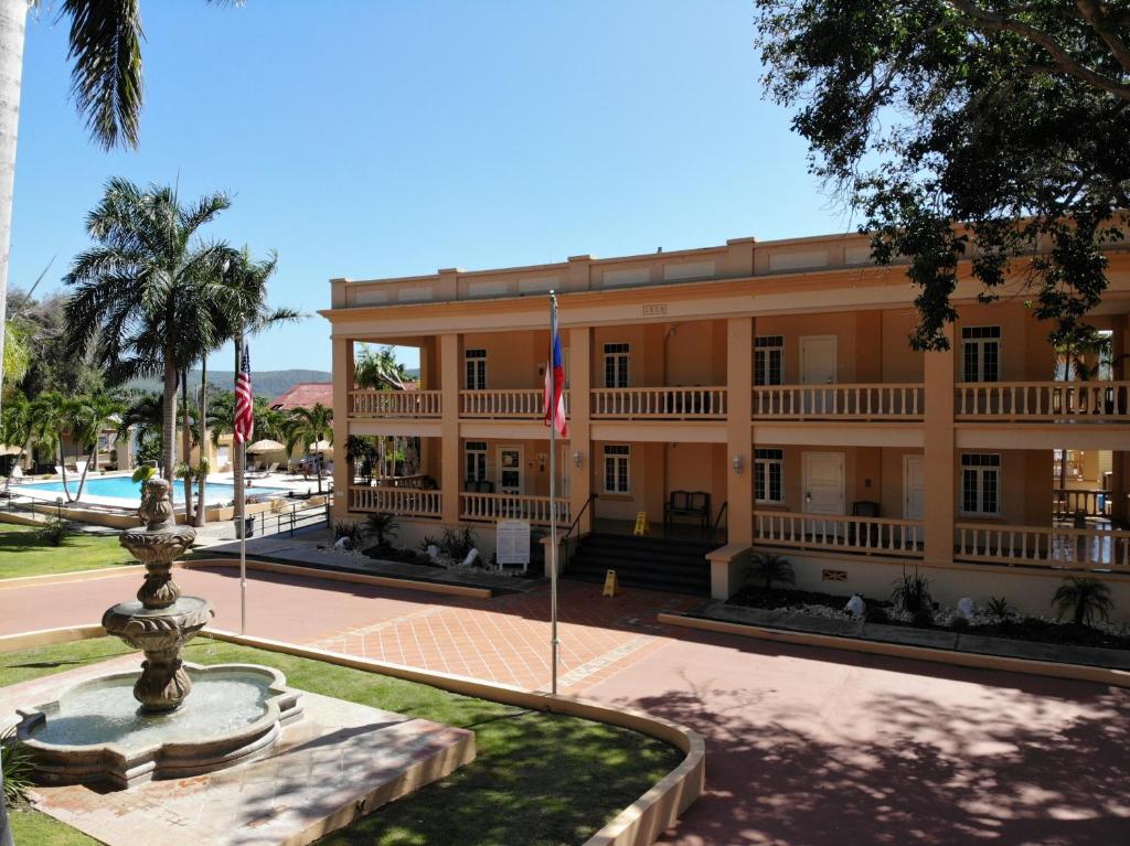 um grande edifício com uma fonte em frente em Parador Guánica 1929 em Guanica