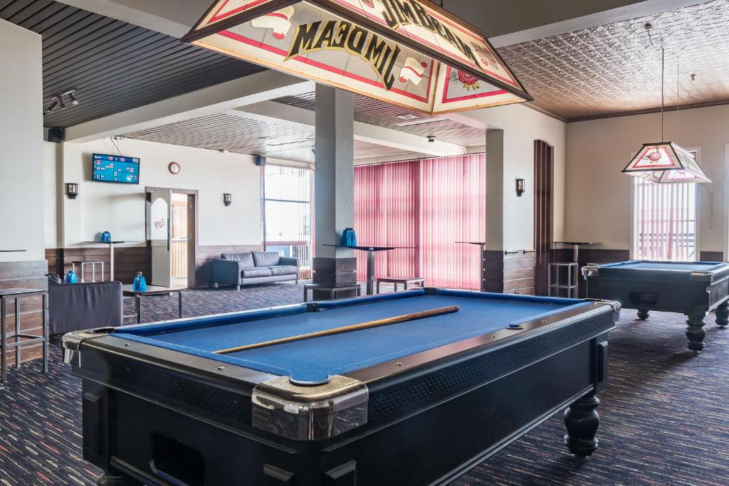 Biliár nebo kulečník v ubytování Somerset Hotel