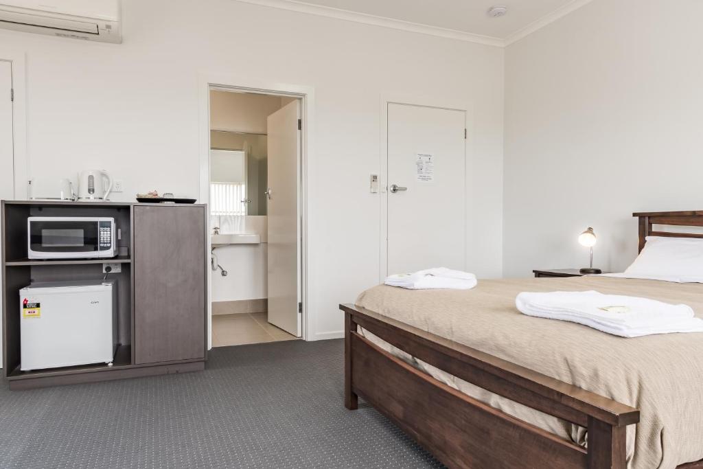 Postel nebo postele na pokoji v ubytování Somerset Hotel