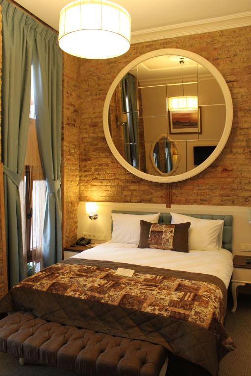 Postel nebo postele na pokoji v ubytování Collage Pera Hotel
