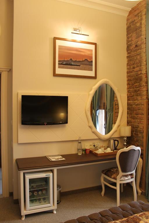 TV a/nebo společenská místnost v ubytování Collage Pera Hotel