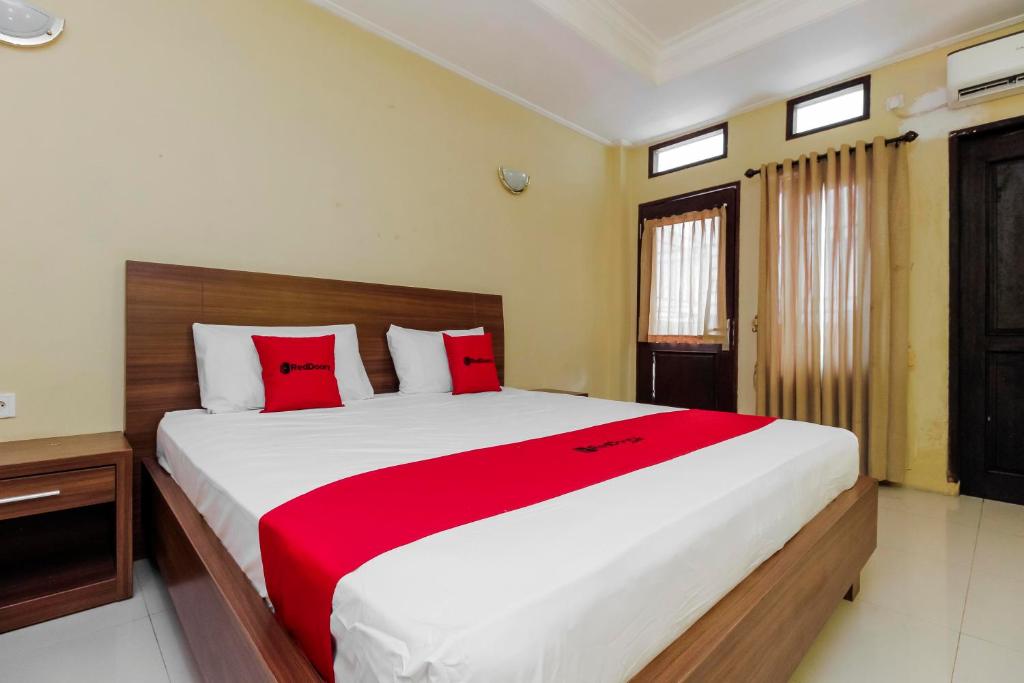 Tempat tidur dalam kamar di RedDoorz near Taman Samarendah