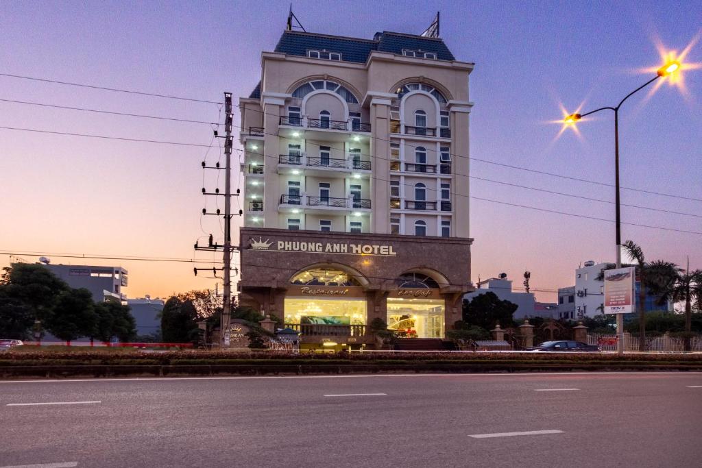 um edifício com uma placa na frente dele em Phuong Anh Hotel em Vu Xa