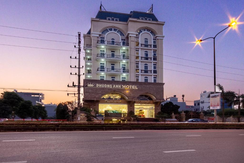 un edificio con un cartel en la parte delantera en Phuong Anh Hotel, en Vu Xa