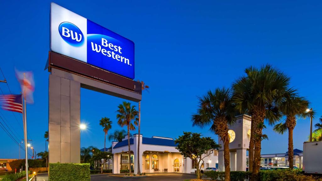 un edificio con un letrero que dice mejor occidental en Best Western Orlando East Inn & Suites en Orlando
