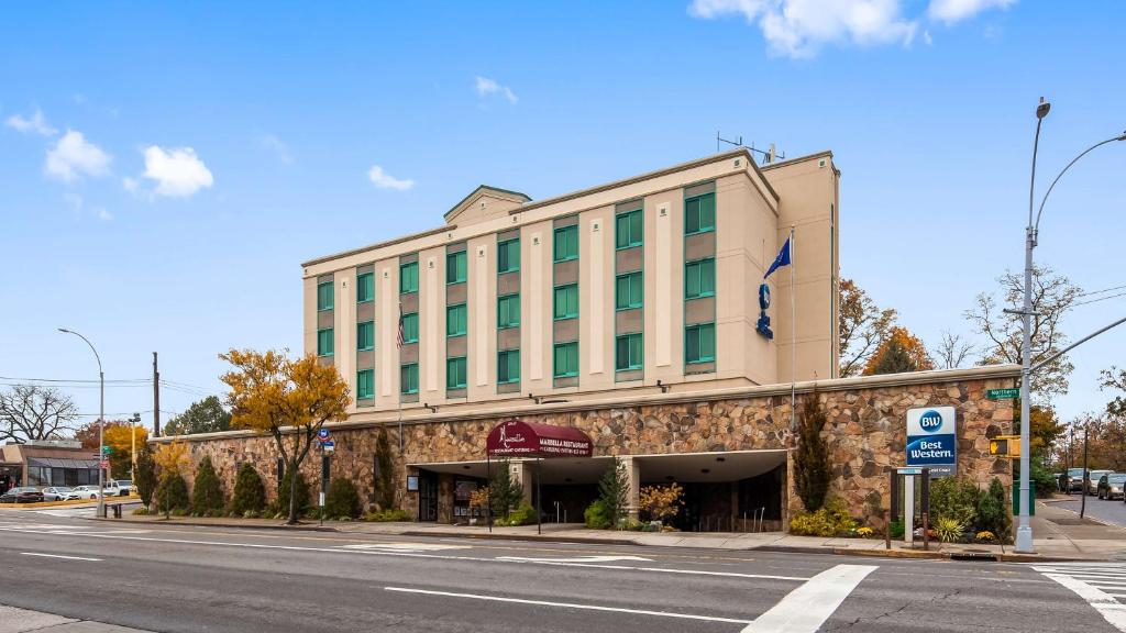 ein Gebäude an der Ecke einer Straße in der Unterkunft Best Western Queens Gold Coast in Queens