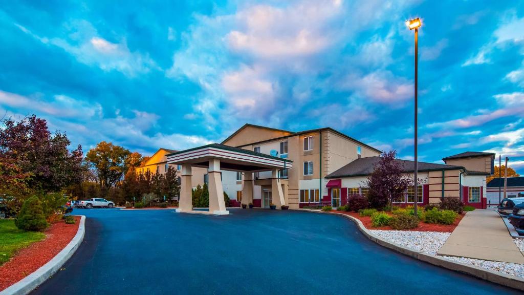 un edificio con una entrada azul delante en Harrisburg Inn & Suites, en Harrisburg