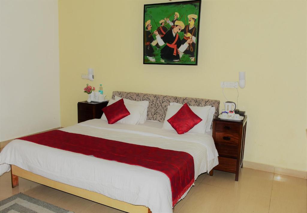 Postel nebo postele na pokoji v ubytování KSTDC Hotel Mayura Sudarshan ,Ooty