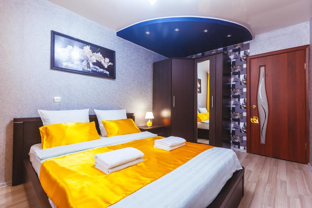 ノヴィ・ウレンゴイにあるFive Stars Leningradski prospect 10のベッドルーム1室(黄色いシーツと青い天井の大型ベッド1台付)