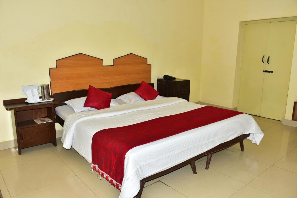 Postel nebo postele na pokoji v ubytování KSTDC Hotel Mayura Sudarshan ,Ooty
