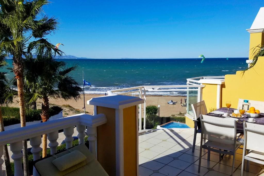 balkon z widokiem na plażę w obiekcie Anacasa Atico Bahia Azul Les Marines AT4401 w mieście Denia