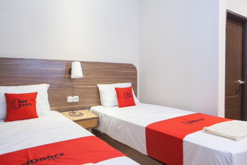 Postel nebo postele na pokoji v ubytování RedDoorz @ Wiyung 2