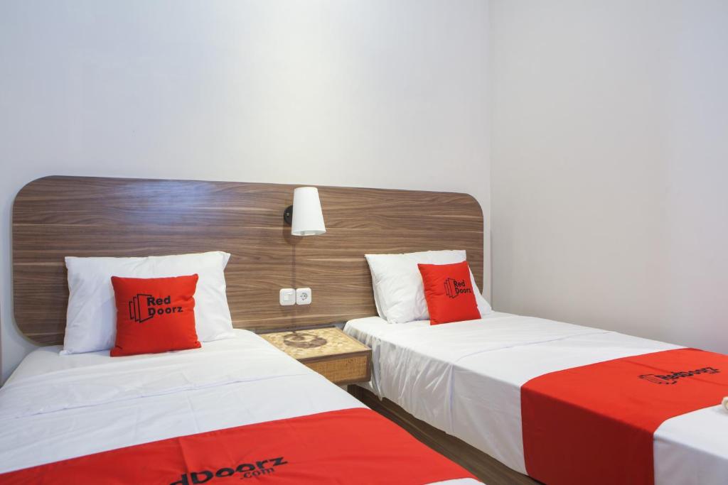 Postel nebo postele na pokoji v ubytování RedDoorz @ Wiyung 2