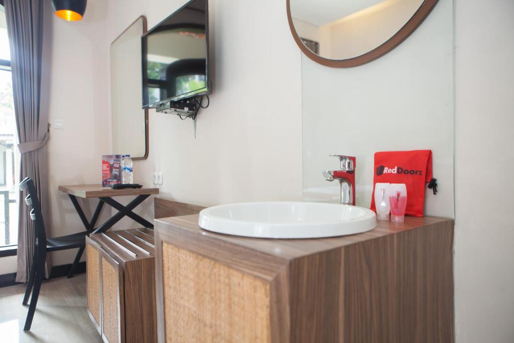Fotografie z fotogalerie ubytování RedDoorz @ Wiyung 2 v destinaci Kedurus