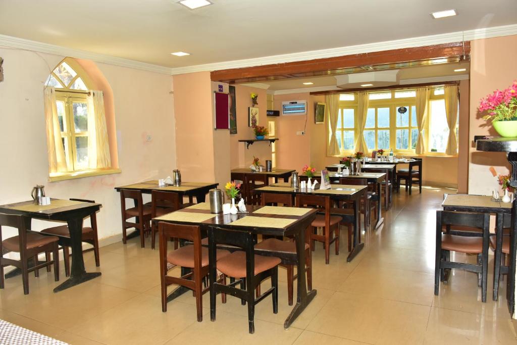Restaurace v ubytování KSTDC Hotel Mayura Sudarshan ,Ooty