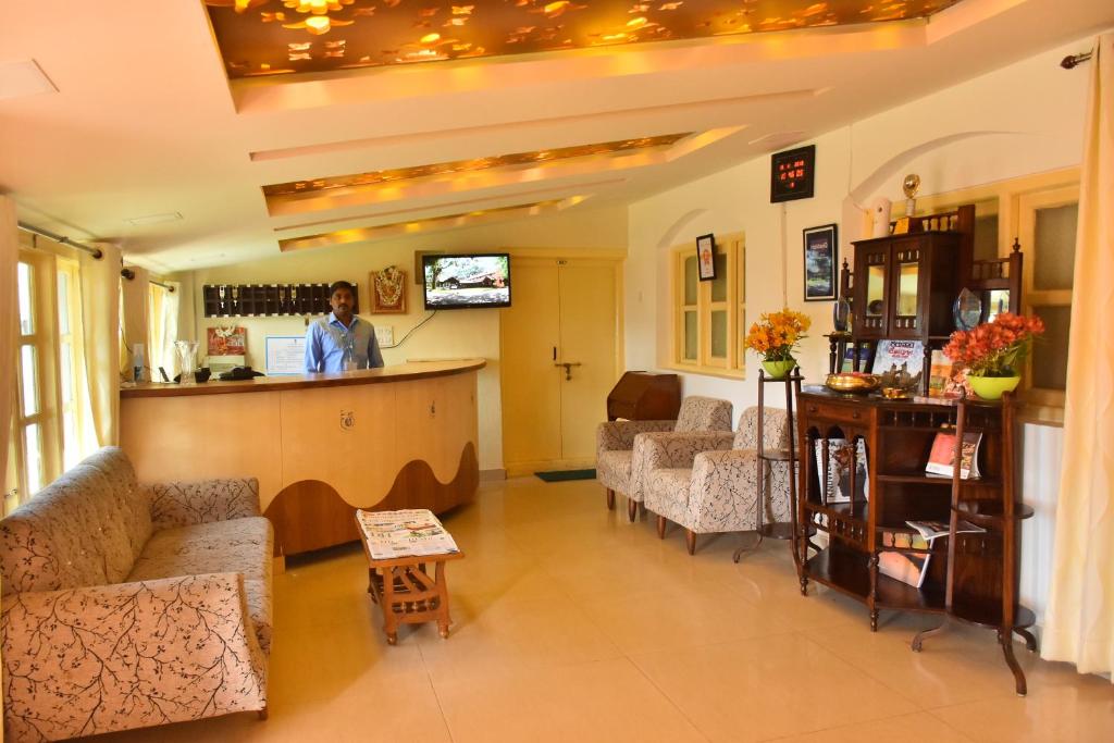 Lounge nebo bar v ubytování KSTDC Hotel Mayura Sudarshan ,Ooty