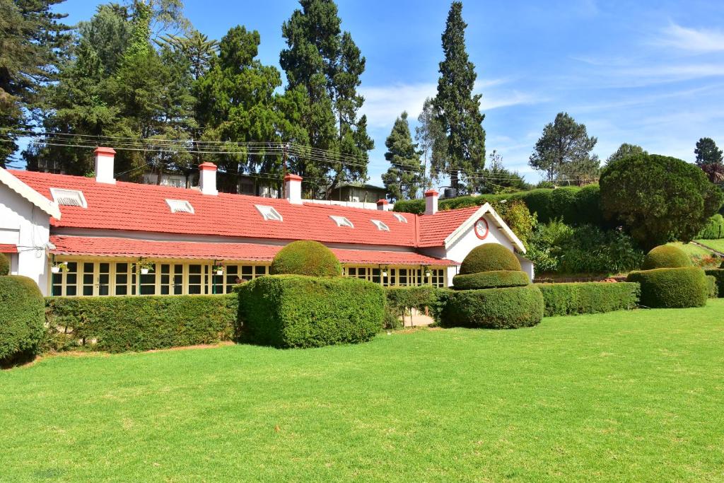 Zahrada ubytování KSTDC Hotel Mayura Sudarshan ,Ooty