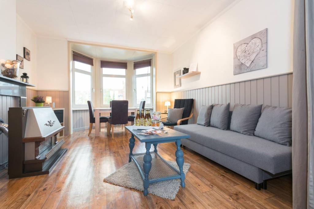 - un salon avec un canapé et une table dans l'établissement Charmant appartement met zicht Damse vaart @Brugge, à Bruges