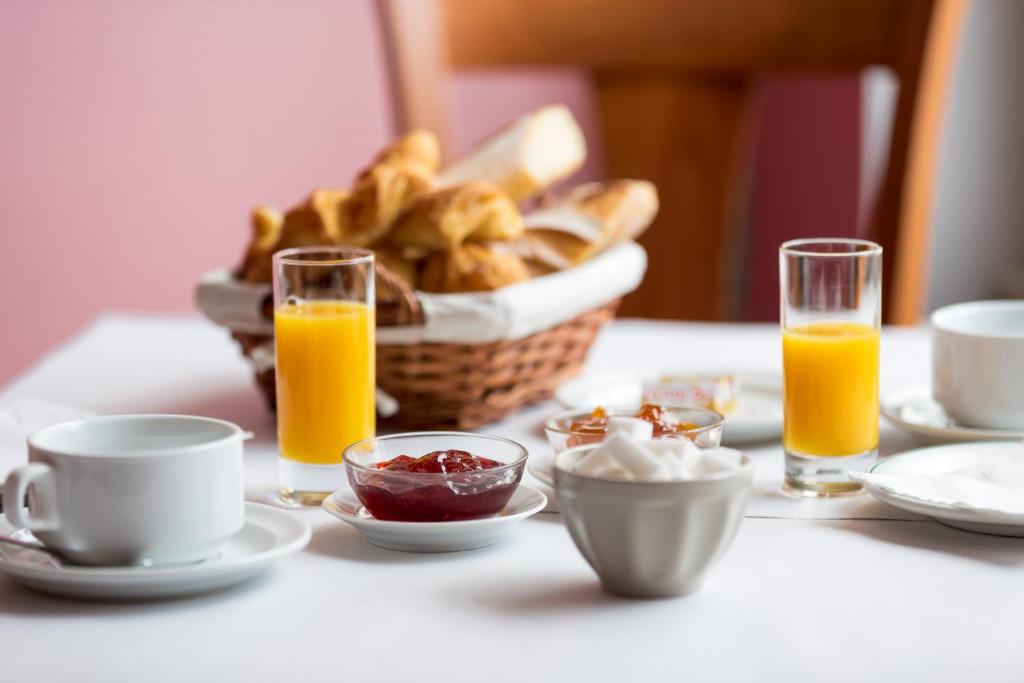 Options de petit-déjeuner proposées aux clients de l'établissement Abc Hotel