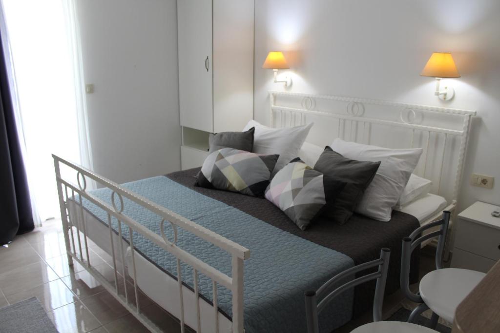 - un lit avec des oreillers dans l'établissement Apartment Luna, à Drvenik