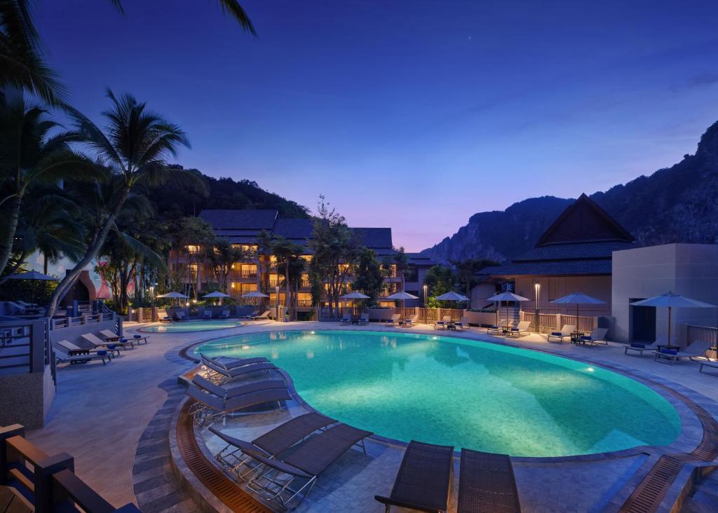 Der Swimmingpool an oder in der Nähe von Holiday Inn Resort Krabi Ao Nang Beach, an IHG Hotel