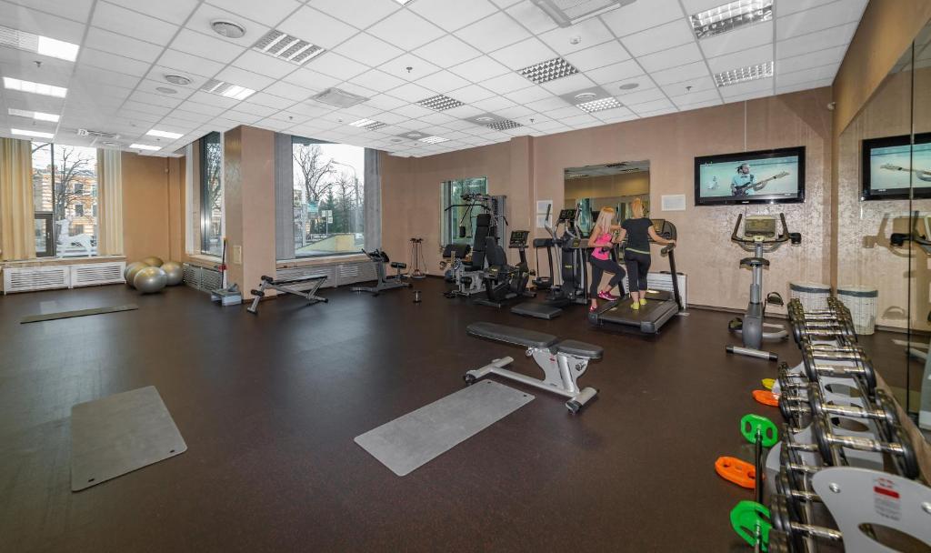 a gym with two women exercising in a gym at New Peterhof Hotel in Petergof