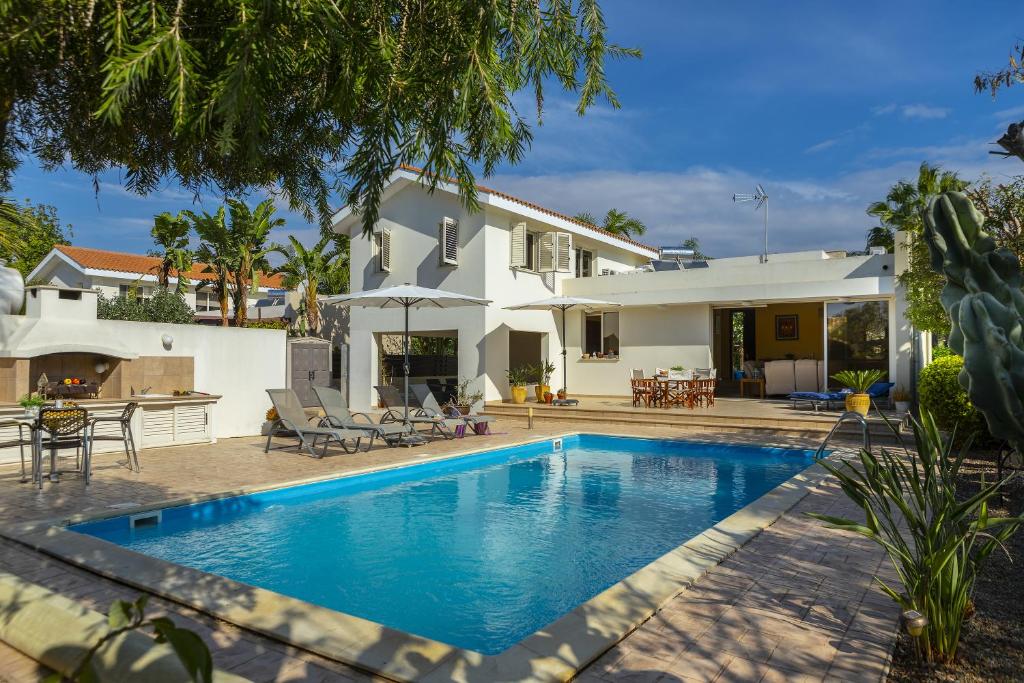 - une piscine en face d'une maison dans l'établissement Larnaca Villa Anthea 12, à Larnaka