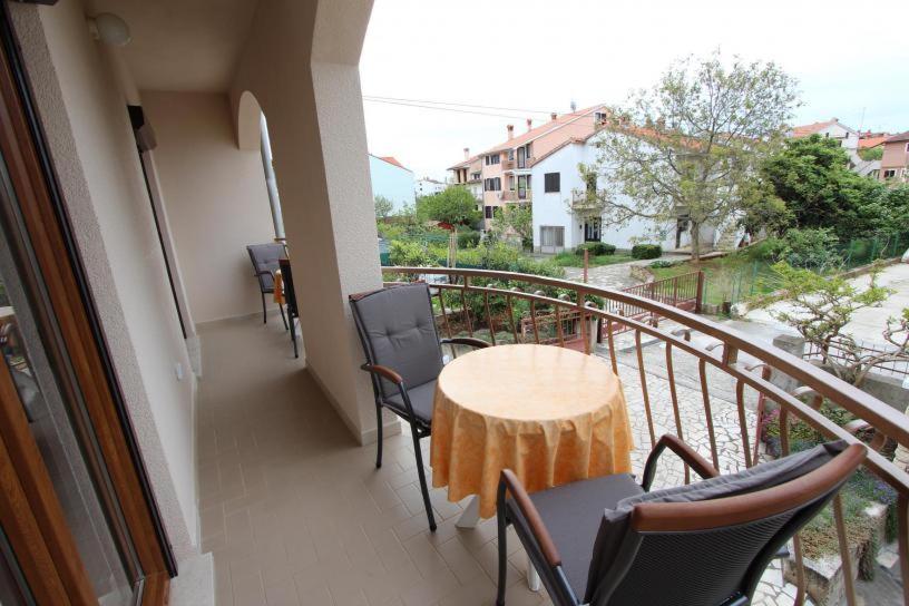 un balcón con mesa y sillas. en Apartments Fabris, en Rovinj