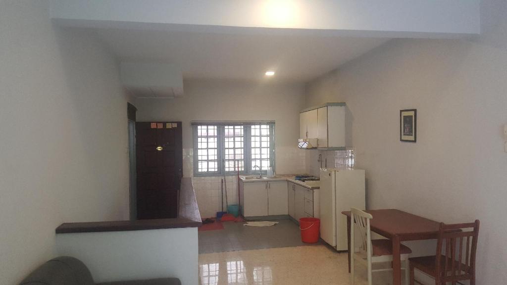 Cette chambre comprend une cuisine équipée d'une table et d'un réfrigérateur. dans l'établissement Selesa Hillhomes D4GP, à Bentong