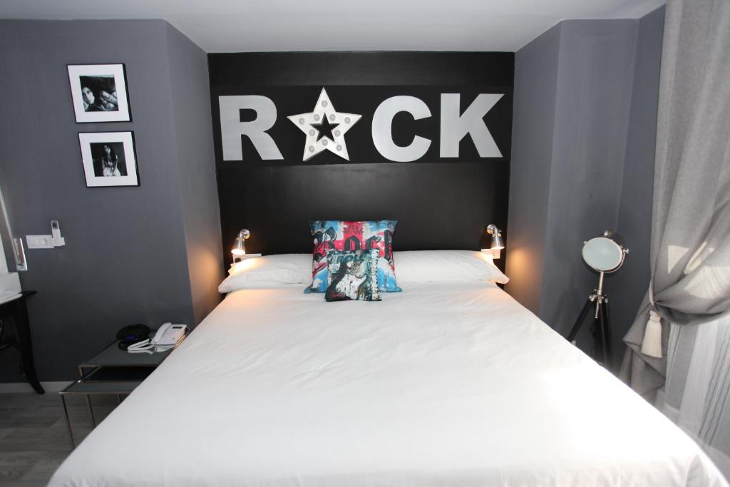 Cama o camas de una habitación en Hotel Apartamentos Rock Star