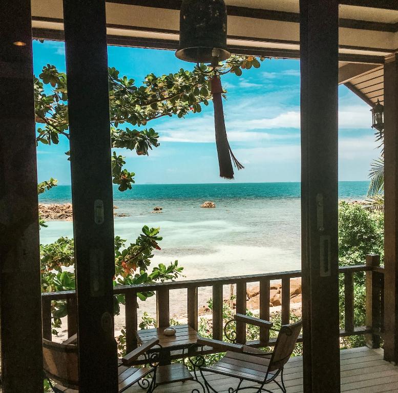 vistas a la playa desde el porche de un complejo en Zama Resort Koh Phangan, en Haad Chao Phao