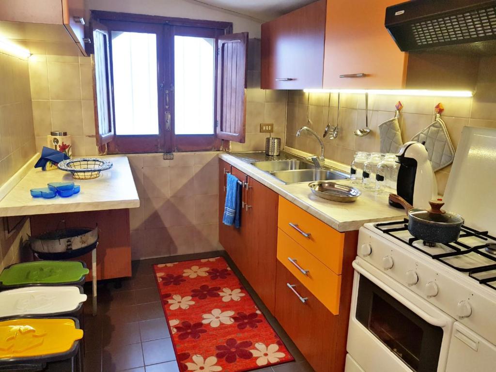 Köök või kööginurk majutusasutuses Chalet Tiziana ~ Una veranda sul mare ~