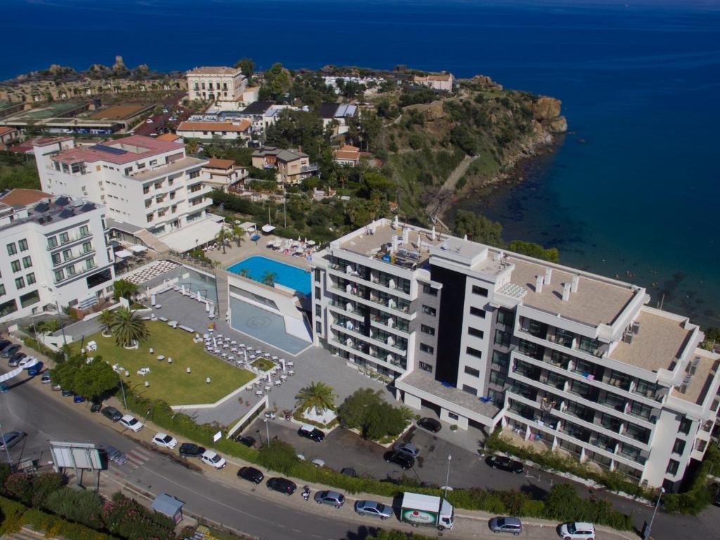 uma vista aérea de um edifício junto ao oceano em Hotel Santa Lucia Le Sabbie d'Oro em Cefalù