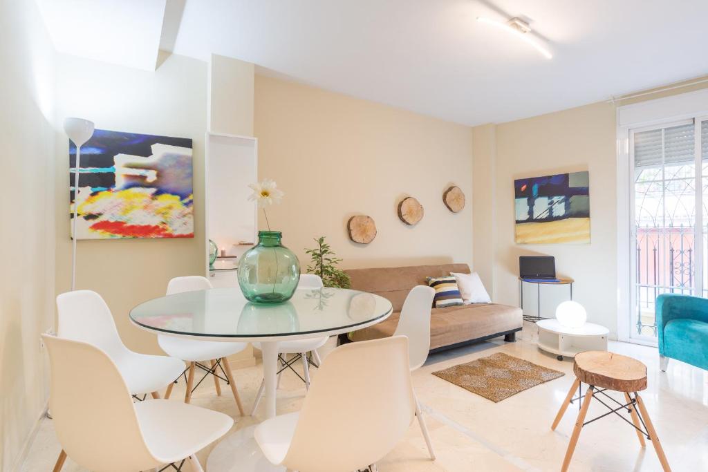 Zdjęcie z galerii obiektu GR0-Quiet apartment, Private backyard, Walk to Old Town w Maladze