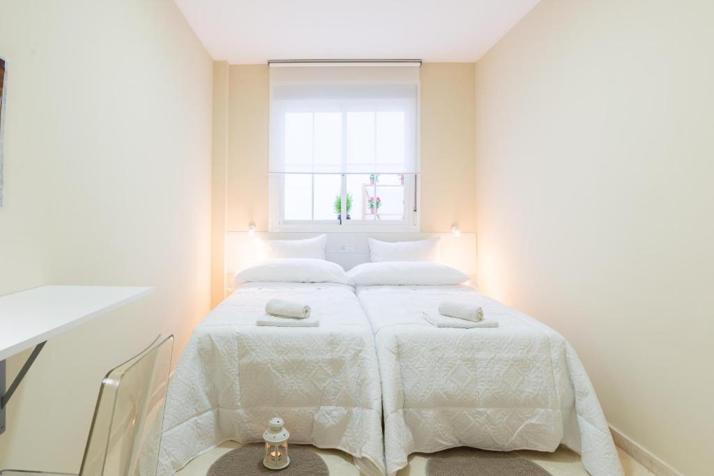 Zdjęcie z galerii obiektu GR0-Quiet apartment, Private backyard, Walk to Old Town w Maladze
