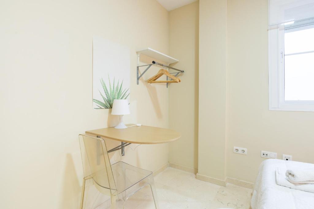 Zdjęcie z galerii obiektu GR0-Quiet apartment, Private backyard, Walk to Old Town w Maladze
