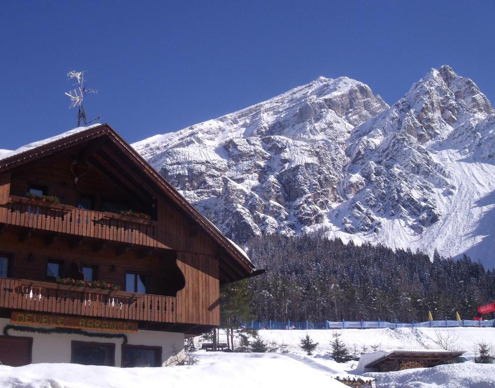 Nespecifikovaný výhled na hory nebo výhled na hory při pohledu z hotelu