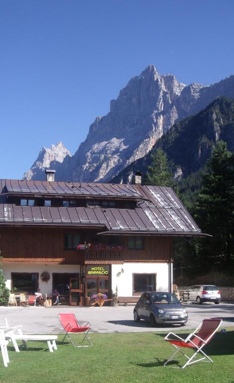 Nespecifikovaný výhled na hory nebo výhled na hory při pohledu z hotelu