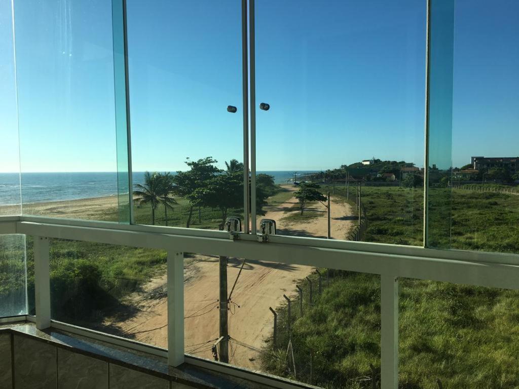 a view of the beach from an office building at Kitnet em Ponta da Fruta in Ponta da Fruta