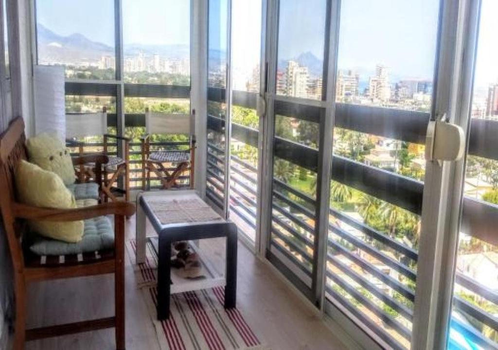 um quarto com uma varanda com vista para a cidade em Cala Regina em San Juan de Alicante