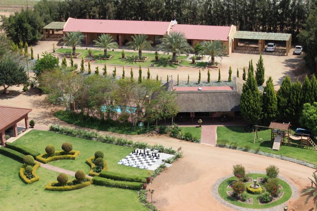 uma vista aérea de um parque com um edifício em The Falls Guest House em Augrabies