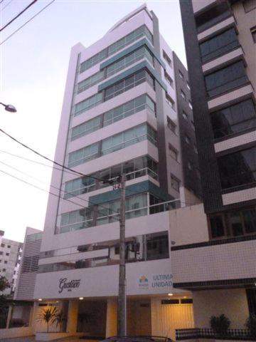 a tall building in a city with a street at Ed Gustavo in Capão da Canoa