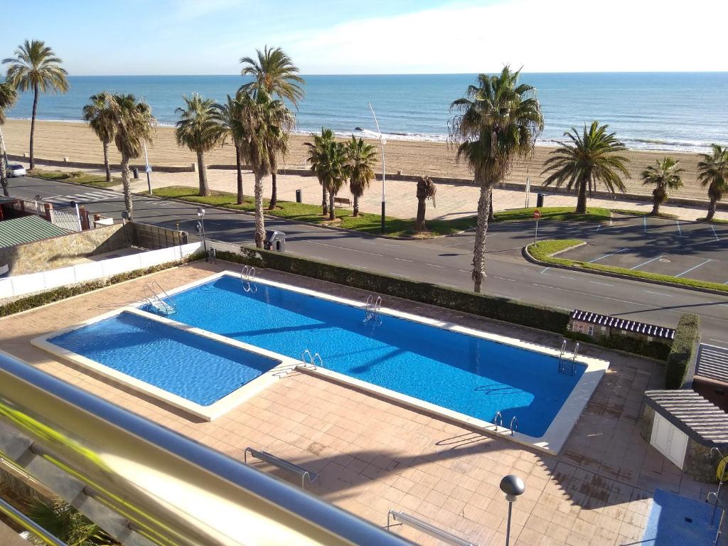 - Vistas a la piscina y a la playa en Apartamentos Deluxe Playa Norte, en Peñíscola