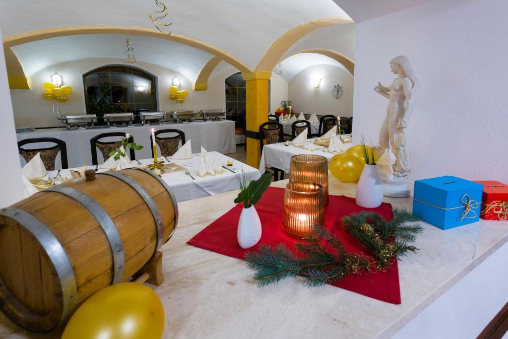 Nápoje v ubytování Hotel & Ferienwohnungen Bohlenblick